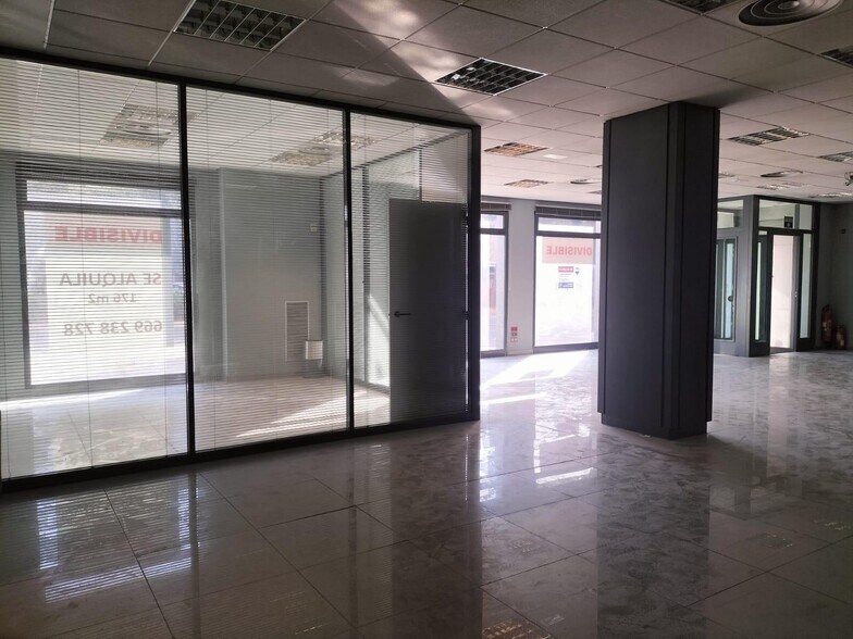 Commerce de détail dans Zaragoza à louer - Photo du bâtiment - Image 3 de 25