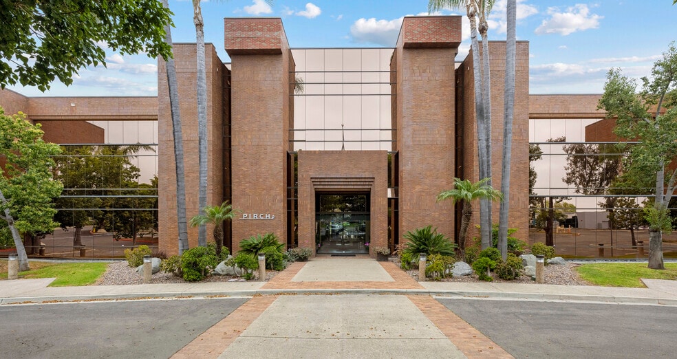 2714 Loker Ave W, Carlsbad, CA à vendre - Photo du bâtiment - Image 2 de 25