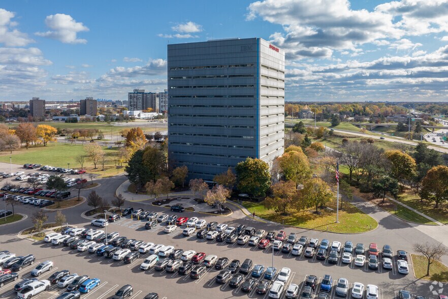 18000 W Nine Mile Rd, Southfield, MI for lease - Primary Photo - Image 1 of 6