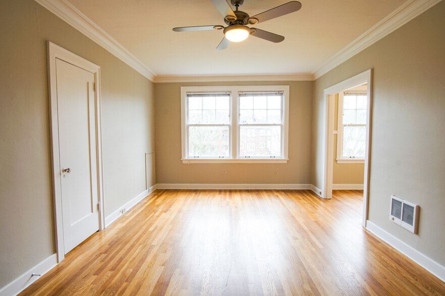 1638 SE 12th Ave, Portland, OR for sale - Interior Photo - Image 2 of 11
