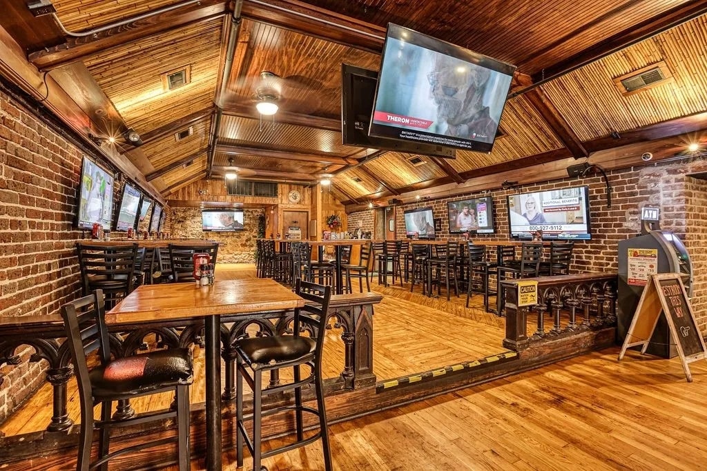 219-230 W River St, Savannah, GA à louer Photo intérieure- Image 1 de 12