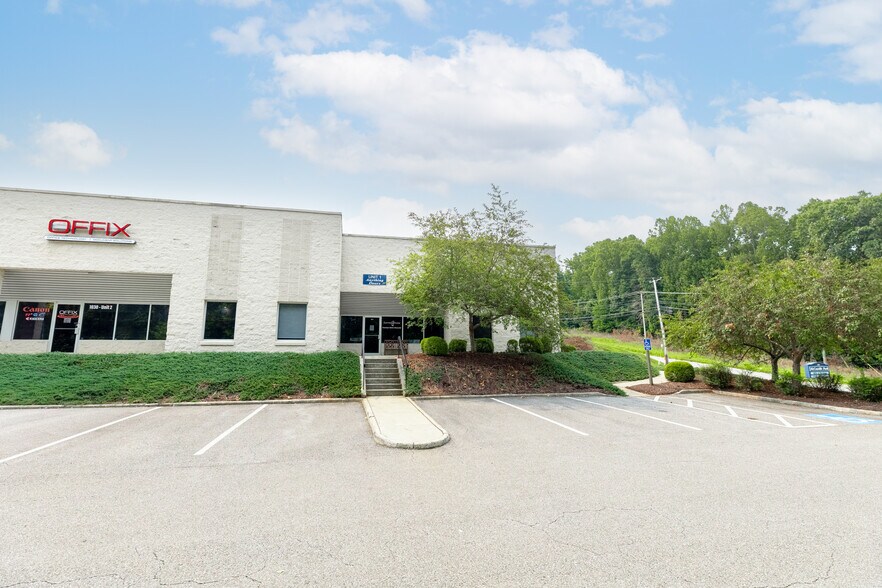 1030 McConville Rd, Lynchburg, VA à vendre - Photo du bâtiment - Image 3 de 32