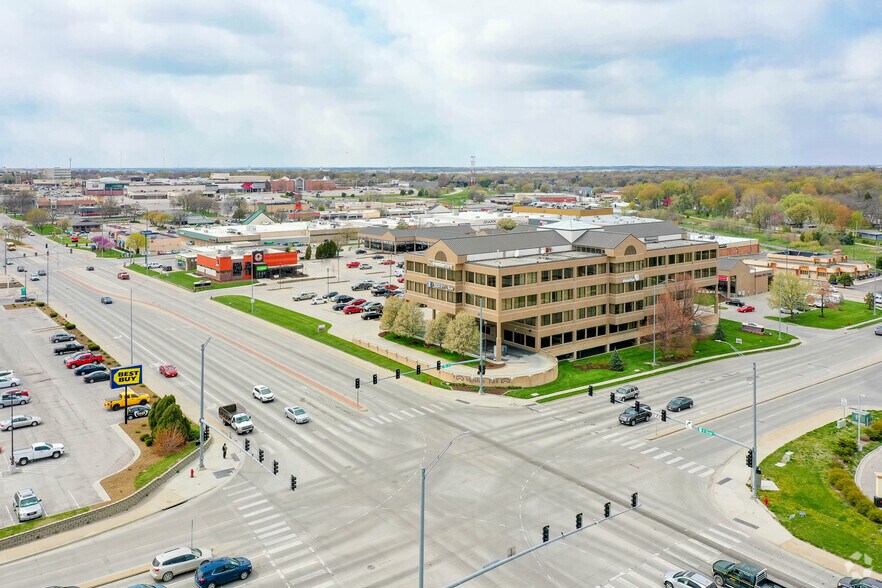 6940 O St, Lincoln, NE à louer - Photo du bâtiment - Image 2 de 6