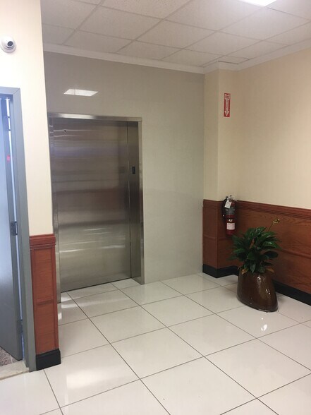 20925-20945 Northern Blvd, Bayside, NY à louer - Photo intérieure - Image 3 de 5