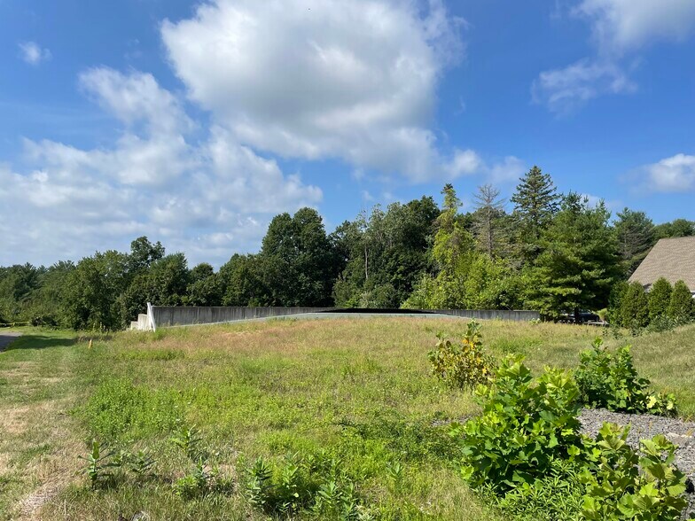 37 Hartford Ave, Granby, CT à vendre - Photo du bâtiment - Image 3 de 3