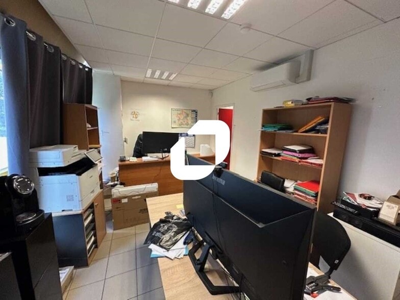 Flex in Stains for lease - Interior Photo - Image 1 of 12