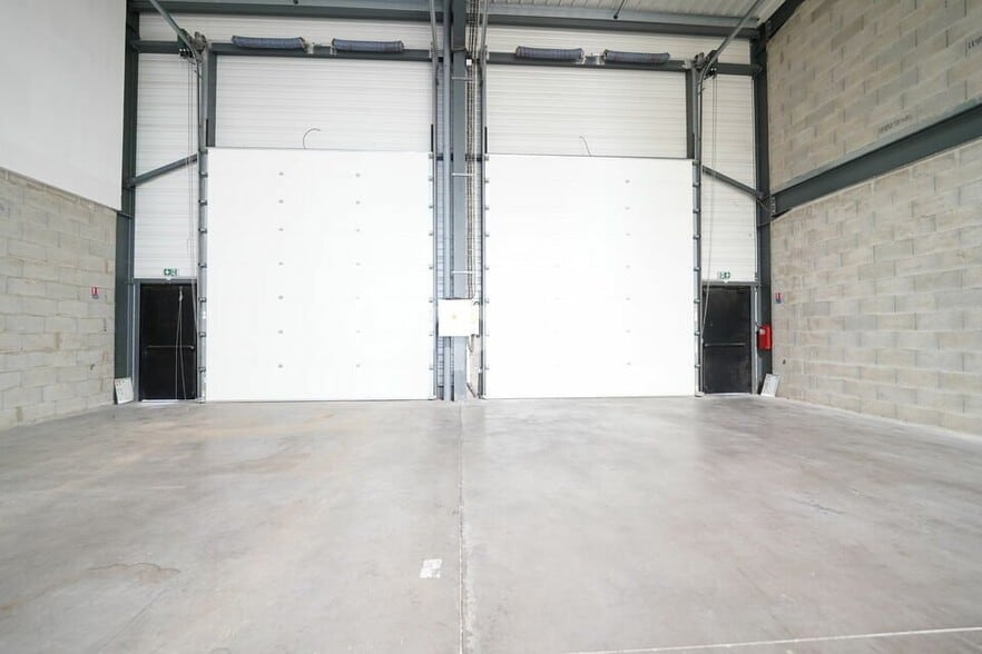2736 Route De Ravel, Mornant for lease - Interior Photo - Image 3 of 12