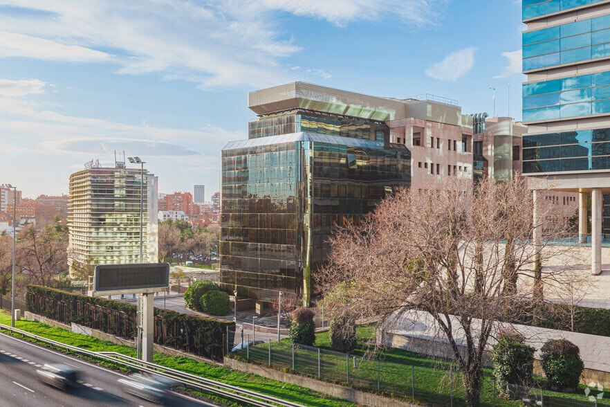Calle Ramirez Arellano, 29, Madrid, Madrid for lease - Primary Photo - Image 1 of 5