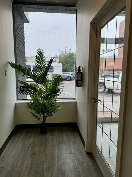 9906 Franklin Av, Fort McMurray, AB à louer - Photo intérieure - Image 2 de 2