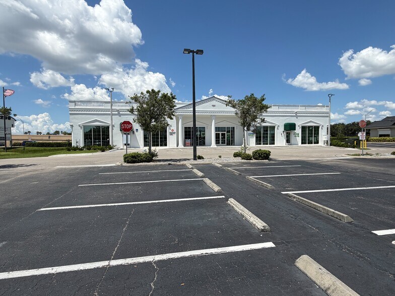 9281 College Pkwy, Fort Myers, FL à louer - Photo du bâtiment - Image 1 de 3