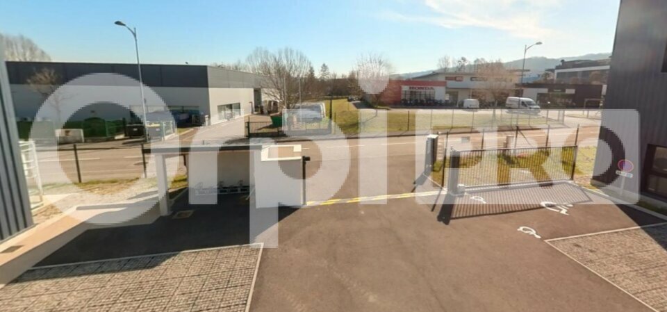 Local d'activités dans Bourgoin-Jallieu à vendre - Photo du bâtiment - Image 2 de 3