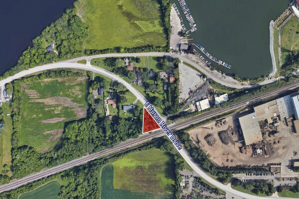 41501 E Huron River Dr, Van Buren Township, MI à vendre Photo principale- Image 1 de 2