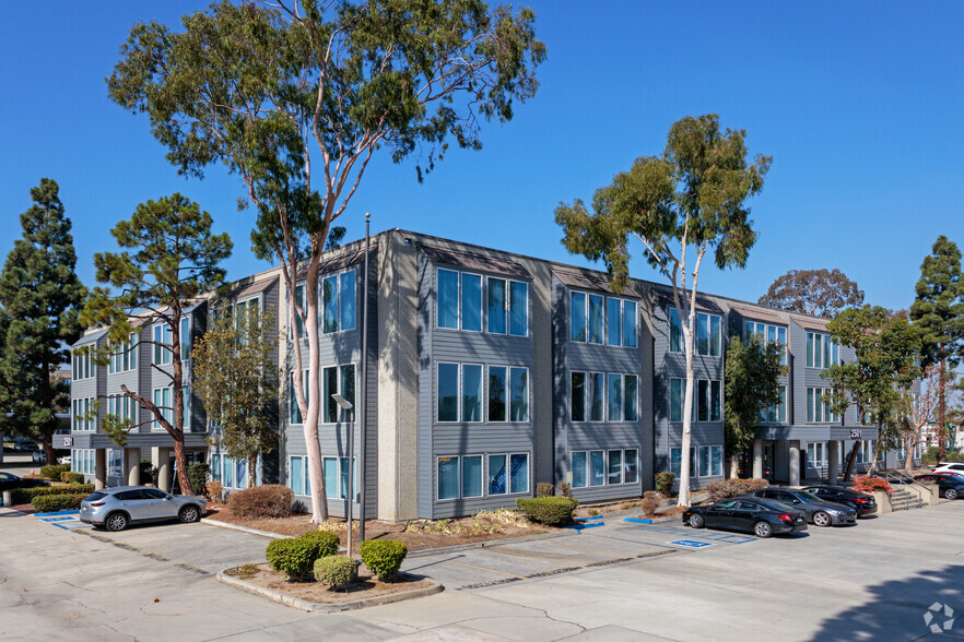 2501 Cherry Ave, Signal Hill, CA for lease - Primary Photo - Image 1 of 10