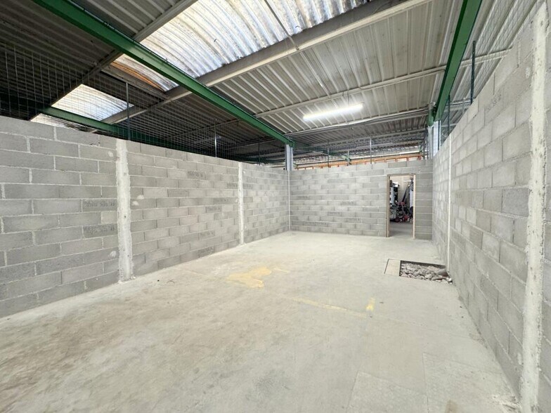 Flex in Sartrouville for lease - Interior Photo - Image 2 of 8