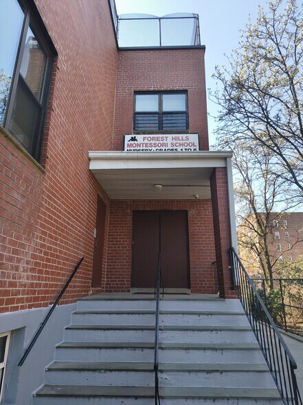 67-04 Austin St, Forest Hills, NY à vendre - Photo du bâtiment - Image 2 de 6