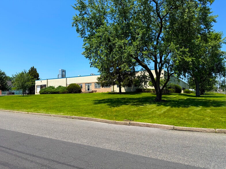 200 Commerce Dr, Montgomeryville, PA à vendre - Photo du bâtiment - Image 1 de 16