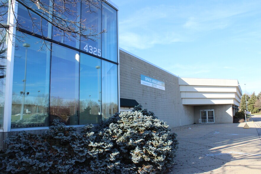 4325 Breton Rd SE, Grand Rapids, MI à louer - Photo du bâtiment - Image 3 de 5