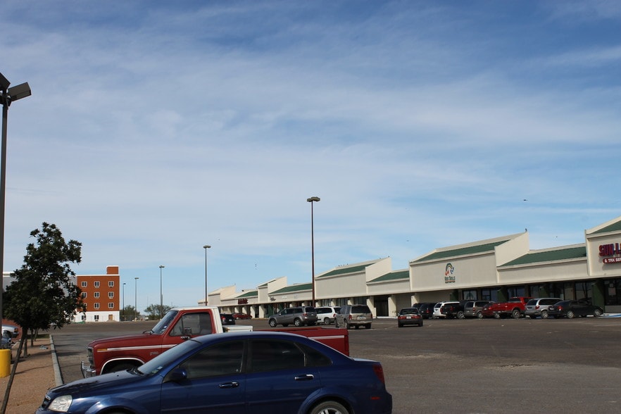 100 N Expressway 77, Raymondville, TX for lease - Building Photo - Image 2 of 3