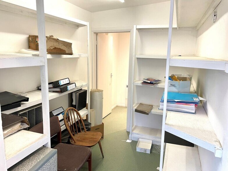 98 Thorpe Lea Rd, Egham à vendre - Photo du bâtiment - Image 3 de 6
