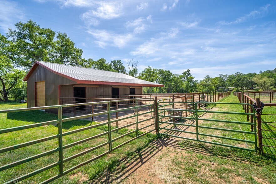 14527 Oak Run Rd, Oak Run, CA à vendre - Photo du bâtiment - Image 3 de 15