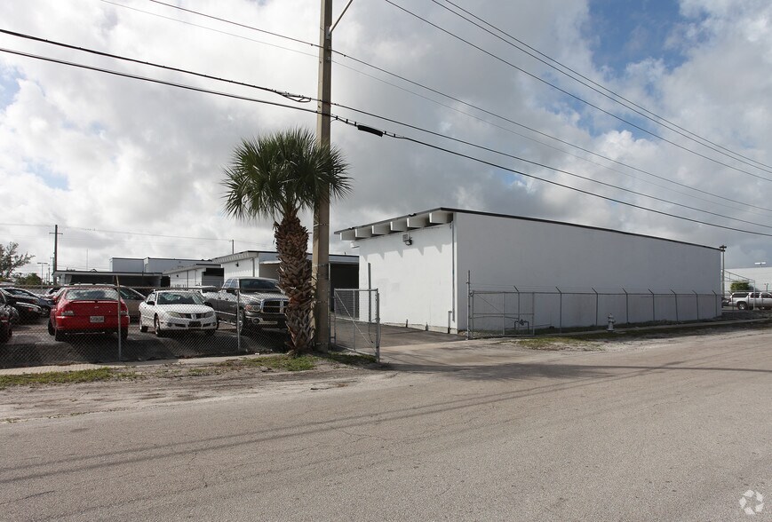 2707 Okeechobee Blvd, West Palm Beach, FL à louer - Photo du bâtiment - Image 3 de 4