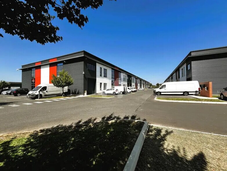 Flex dans Lieusaint à louer - Photo du bâtiment - Image 2 de 10