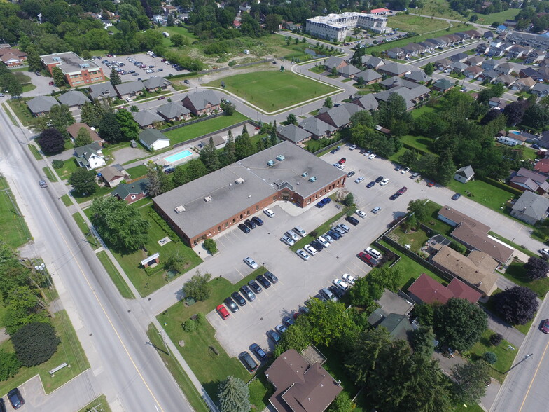 108 Angeline St, Lindsay, ON à louer - Photo du bâtiment - Image 2 de 4