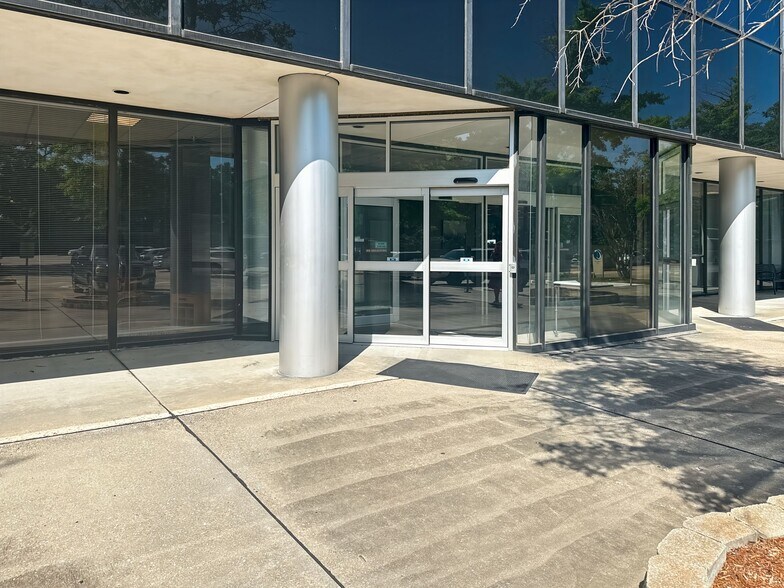 2014 W pinhook Rd, Lafayette, LA à louer - Photo du bâtiment - Image 2 de 12