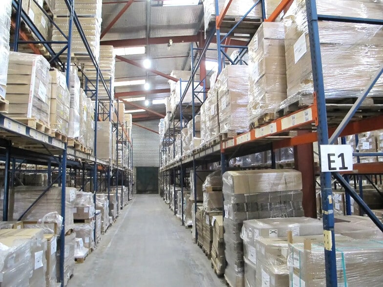 Industrial in Althen-des-Paluds for lease - Building Photo - Image 2 of 6