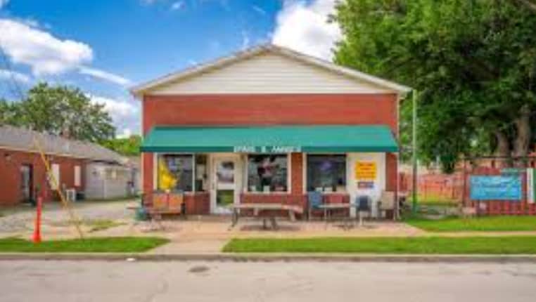 Ernie & Annie's portefeuille de 2 propriétés à vendre sur LoopNet.ca Photo du bâtiment- Image 1 de 2