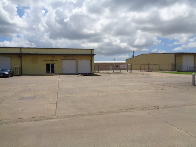 903 Industrial St, Clute, TX for lease - Building Photo - Image 3 of 18