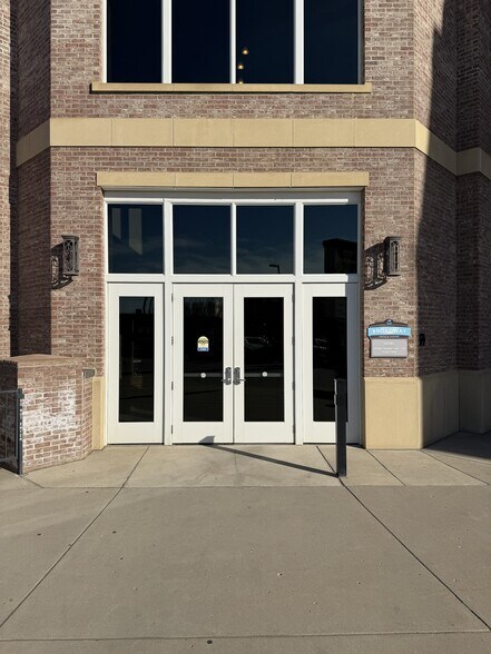 100 W Broadway Ave, Bismarck, ND à louer - Photo du bâtiment - Image 3 de 22