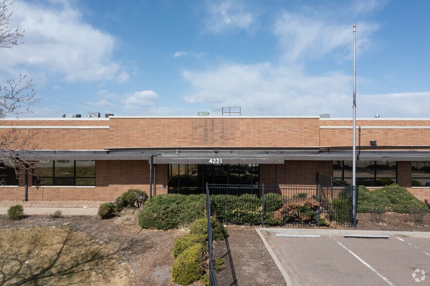 4221 Monaco St, Denver, CO à louer - Photo du bâtiment - Image 3 de 21