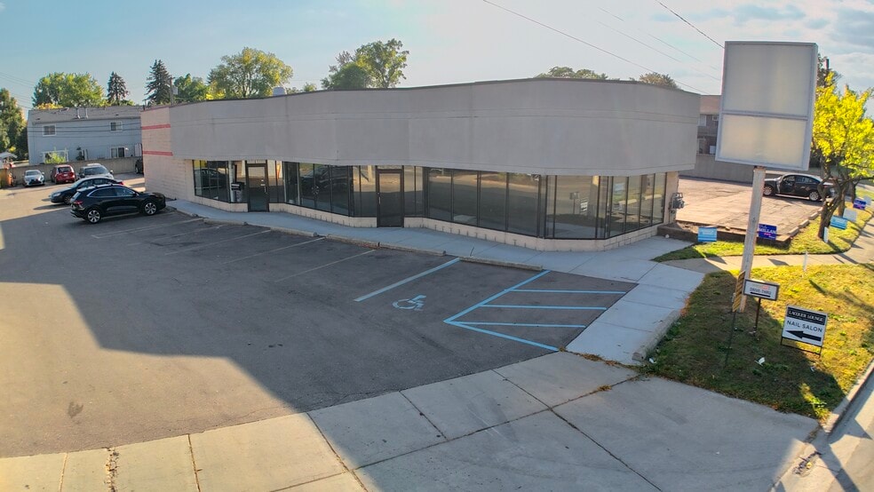 41-47 W Maple Rd, Clawson, MI for lease - Building Photo - Image 2 of 9
