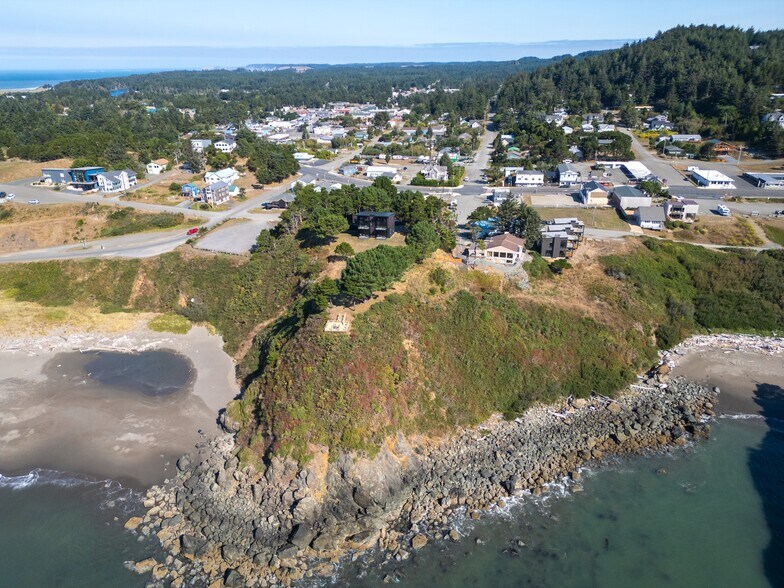 409 Jackson St, Port Orford, OR à vendre - Photo du bâtiment - Image 3 de 46