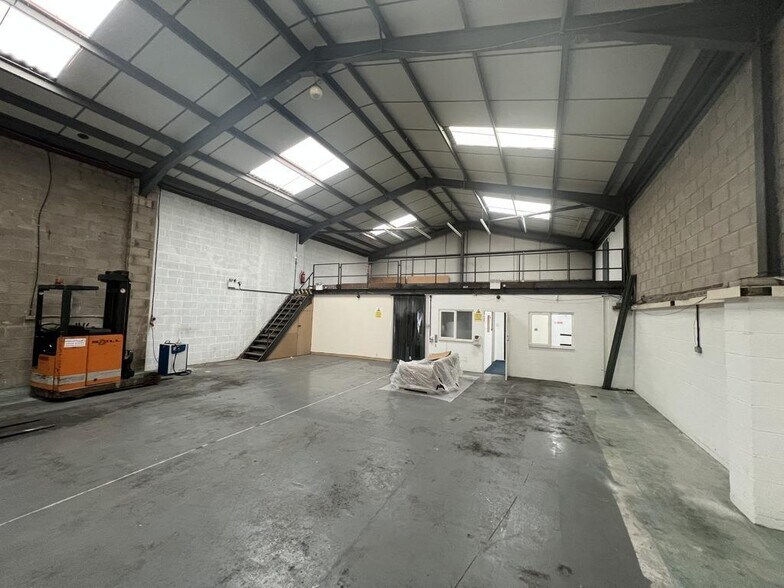 5 New Rd, Hixon à louer - Photo du bâtiment - Image 3 de 23