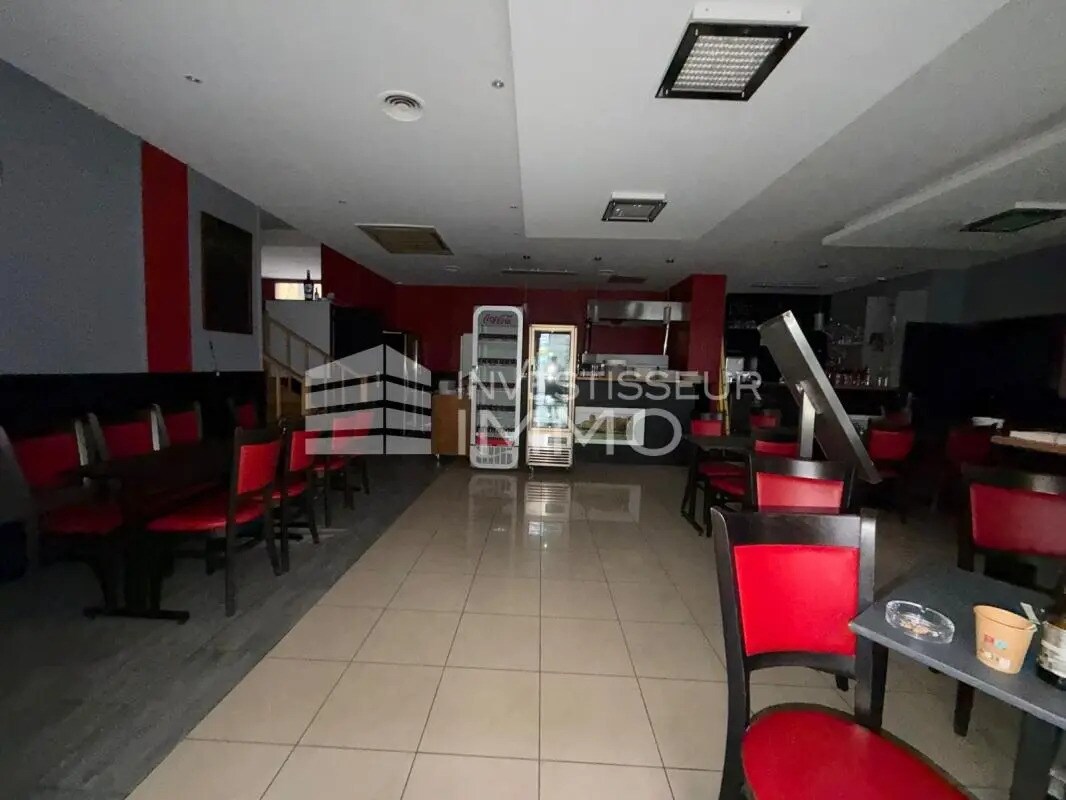 Retail in Rueil-Malmaison for lease Interior Photo- Image 1 of 12