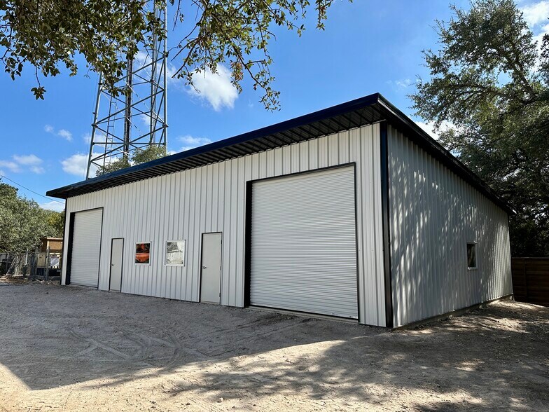 17286 FM306, Canyon Lake, TX à louer - Photo du bâtiment - Image 3 de 6