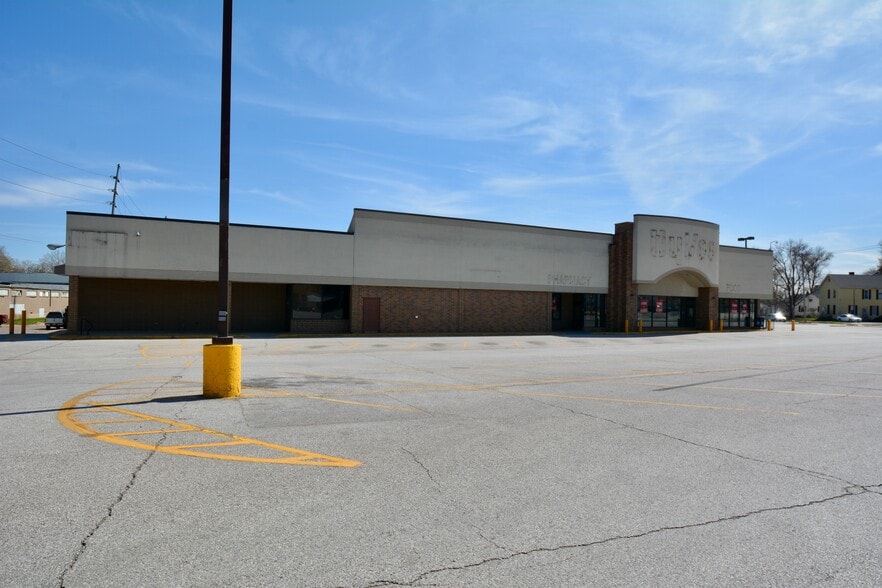 3019 Rockingham Rd, Davenport, IA for lease - Building Photo - Image 1 of 2