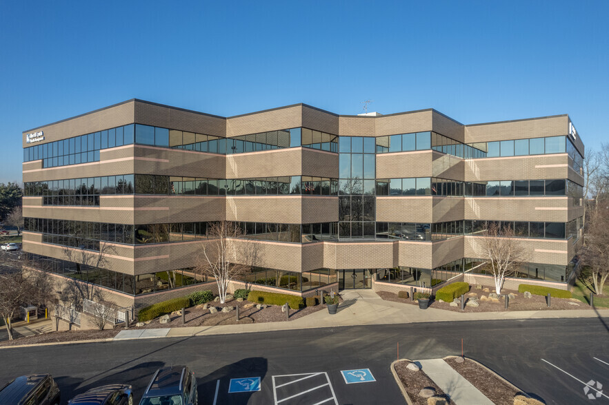 4000 Embassy Pky, Akron, OH for lease - Building Photo - Image 1 of 1