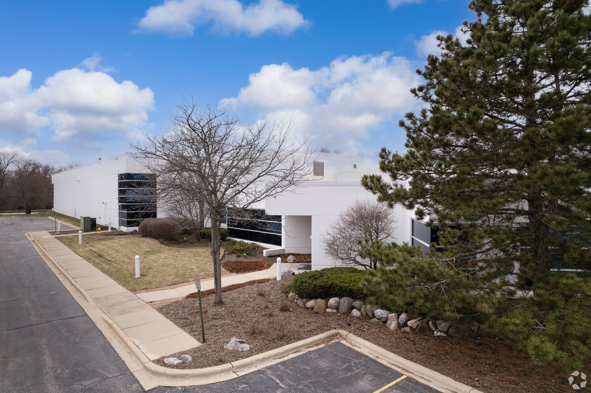 650 Forest Edge Dr, Vernon Hills, IL for sale Primary Photo- Image 1 of 1