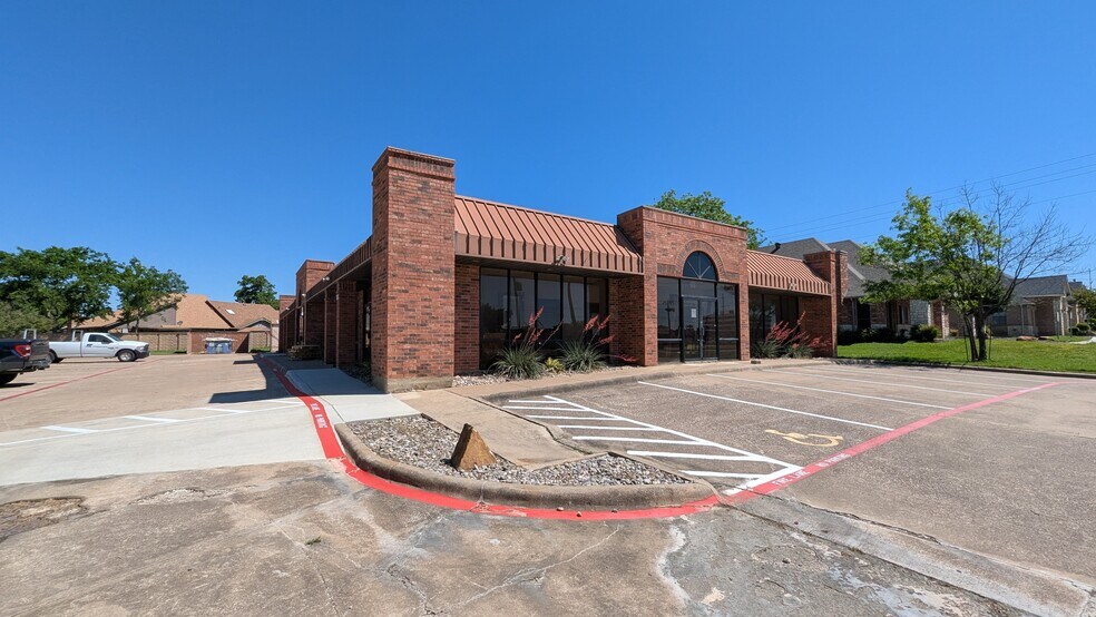 315 Harwood Rd, Bedford, TX à louer - Photo du bâtiment - Image 3 de 34