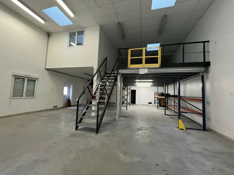 Flex in Fontenay-Trésigny for lease Interior Photo- Image 1 of 9