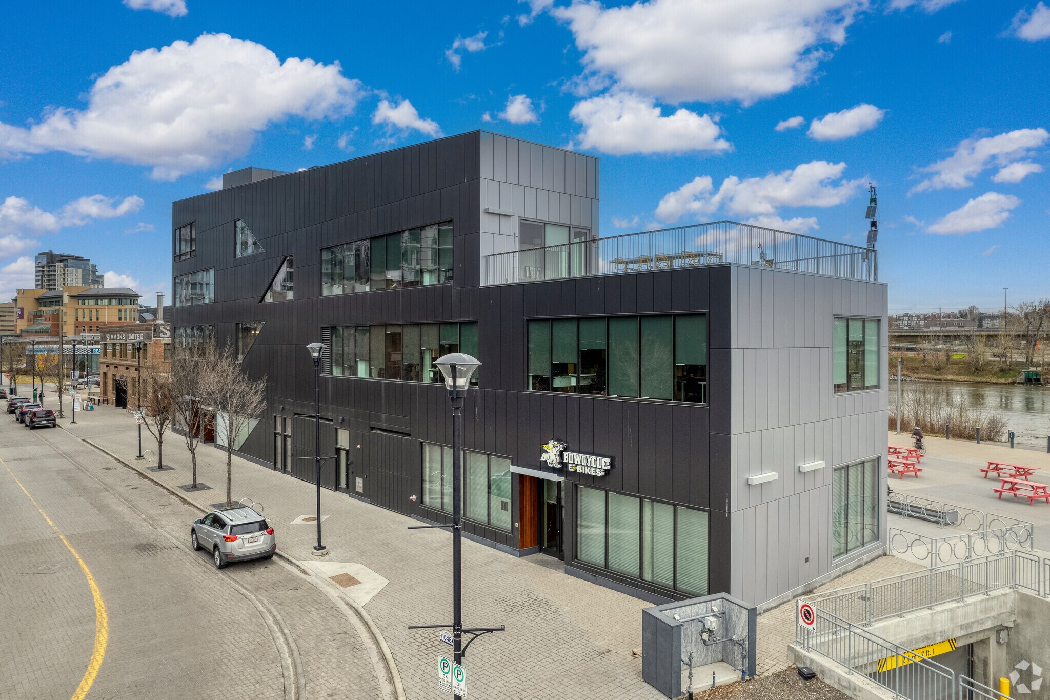 632 Confluence Way SE, Calgary, AB à louer Photo du bâtiment- Image 1 de 6