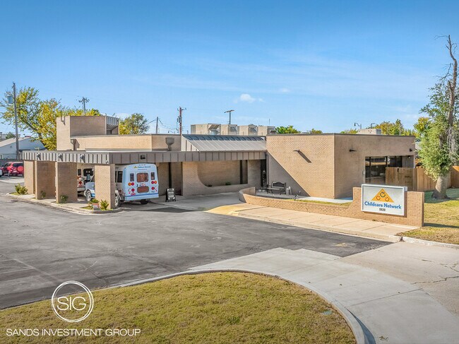 Plus de détails pour 5820 NW 41st St, Warr Acres, OK - Commerce de détail à vendre