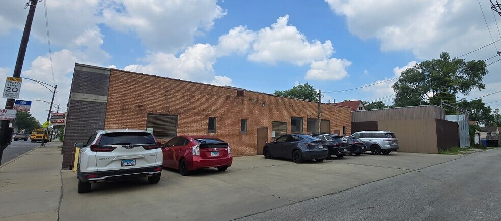 Warehouse/Office Property portefeuille de 3 propriétés à vendre sur LoopNet.ca - Photo du bâtiment - Image 3 de 7