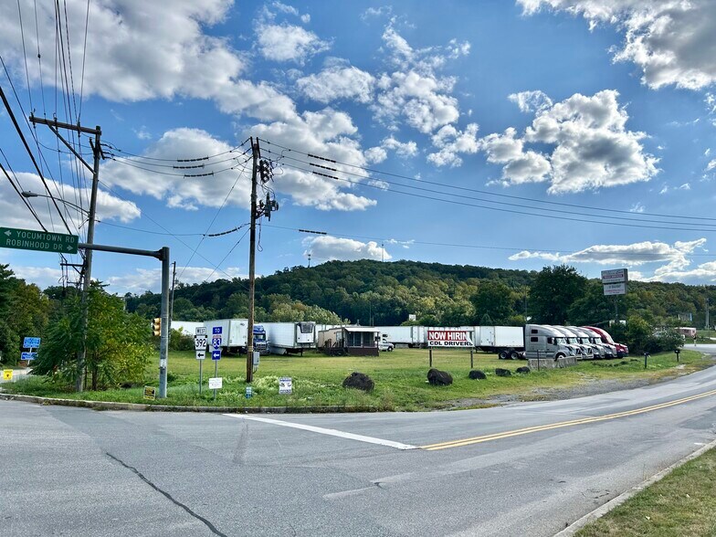 1550 Robinhood Dr, Etters, PA à vendre - Photo du bâtiment - Image 2 de 4