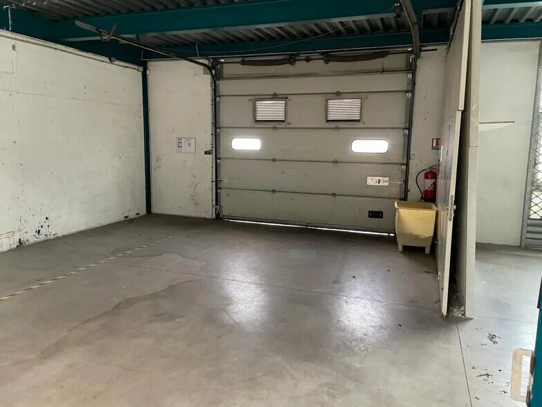 Flex in Tremblay-en-France for lease - Interior Photo - Image 2 of 29