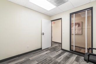 2825 E Tahquitz Canyon Way, Palm Springs, CA for lease Interior Photo- Image 1 of 2