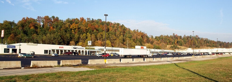 15-33 Putnam Village Dr, Hurricane, WV for lease - Building Photo - Image 3 of 4